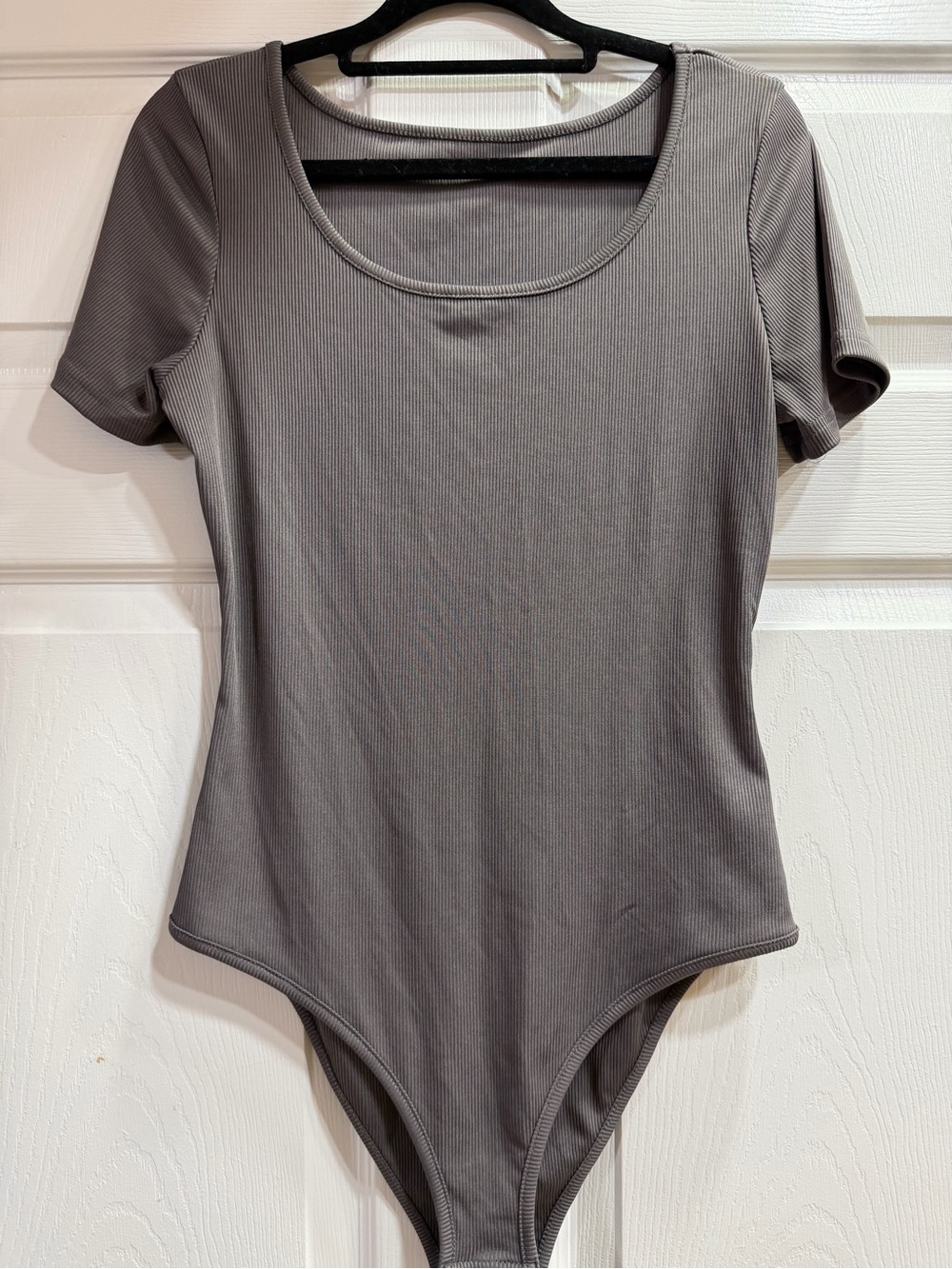 Scoop Neck Short Sleeve Bodysuit in Gray